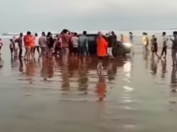 Viral Mobil Amblas di Pasir Pantai, Niat Healing Auto Pusing