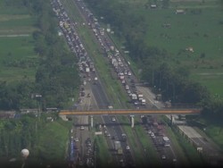 Ruas Tol Cikampek Macet Sampai Cipali, Petugas Berlakukan Contraflow