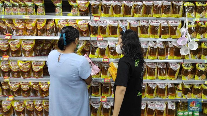 Pembeli memilih minyak goreng kemasan yang dijual di Hypermart Pejaten Village, Jakarta, Selasa (10/5/2022). (CNBC Indonesia/ Andrean Kristianto)