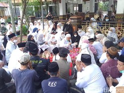 Lantunan Tahlil Iringi Pemakaman Lily Wahid di Ponpes Tebuireng