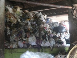 Snapshots: Sampah Menggunung di Pasar Bantul Gegara TPST Piyungan Tutup