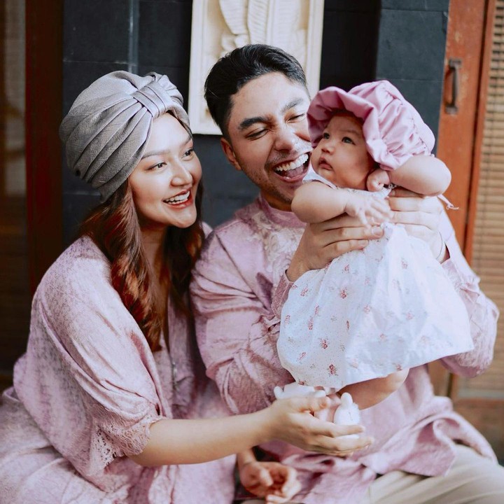 <p>Momen Lebaran kali ini juga menjadi sangat spesial. Ini merupakan pertam kalinya mereka melewati Idul Fitri sebagai orang tua. (Foto: Instagram @sitibadriahh)</p>