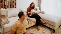 <p>Kita doakan semoga pasangan ini bahagia selalu bersama putri mereka ya, Bunda. (Foto: Instagram @sitibadriahh)</p>