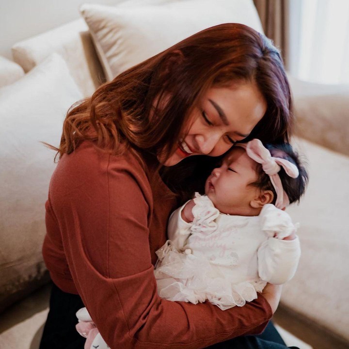 <p>Sejak dikaruniai anak pertama, kebahagiaan tak pernah hilang dari wajah artis Siti Badriah. (Foto: Instagram @sitibadriahh)</p>