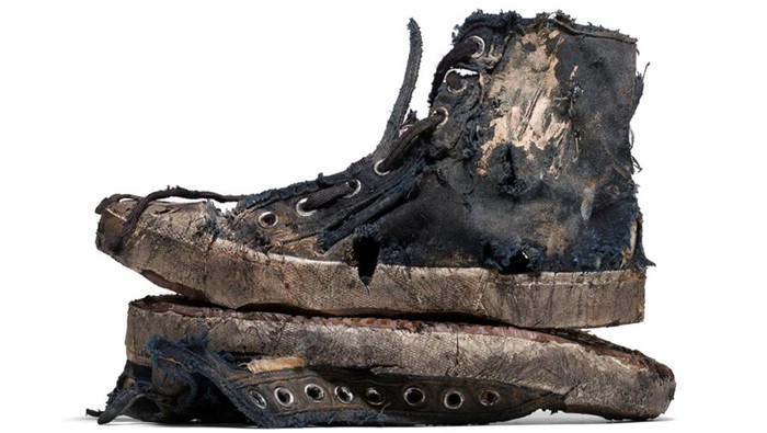Balenciaga Jual Sneakers Dekil dan Usang Seharga Rp9 Jutaan! Cuman Ada 100 Pasang Balenciaga Jual Sneakers Dekil dan Usang Seharga Rp9 Jutaan! Cuman Ada 100 Pasang