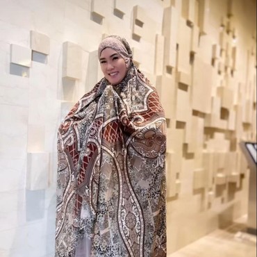 Pilu Anak Stevie Agnecya Ucap Perpisahan di Pemakaman Ibunda: Bye-bye Mommy