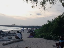 Sensasi Menikmati Sunset-Pesawat Landing dari Pantai Kelan Tuban