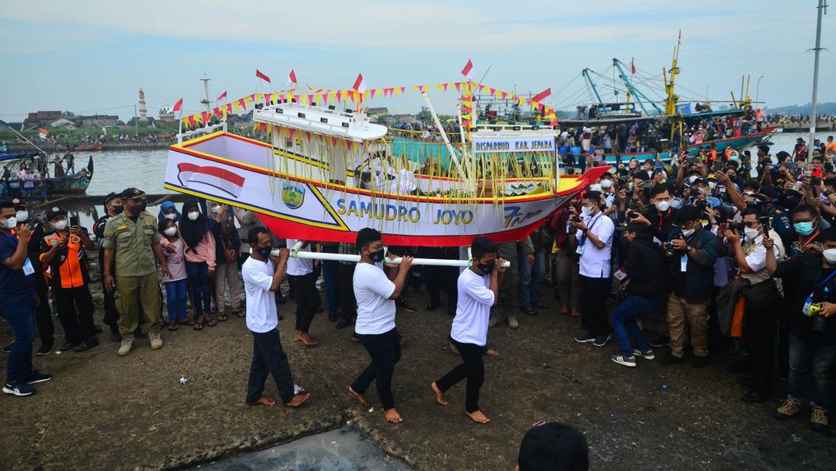 FOTO: Meriah Pesta Lomban di Laut Jepara
