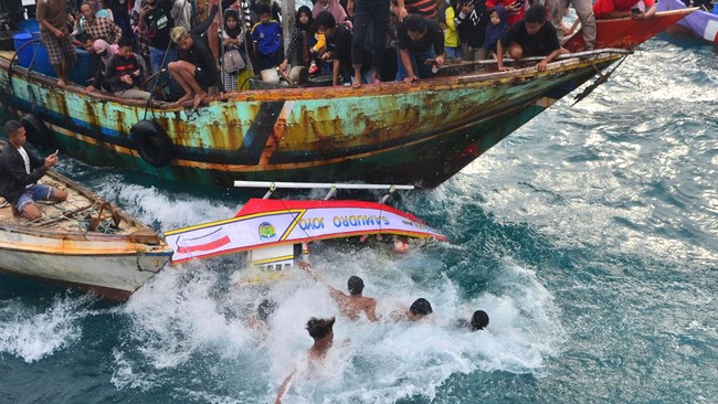 FOTO: Meriah Pesta Lomban di Laut Jepara