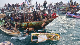 FOTO: Meriah Pesta Lomban di Laut Jepara