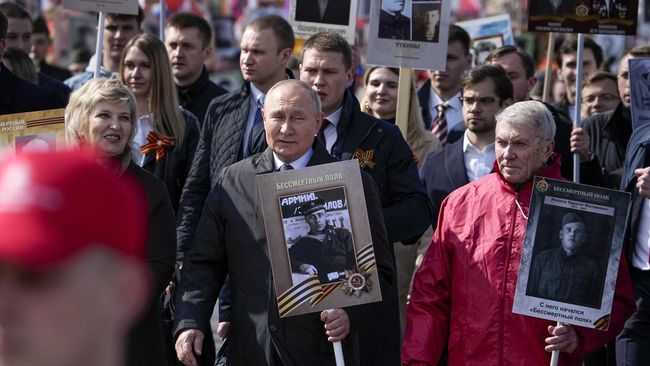 Sebanyak dua jurnalis Rusia menyebut Vladimir Putin sebagai diktator paranoid dan akan hancur bersama kroni-kroninya.