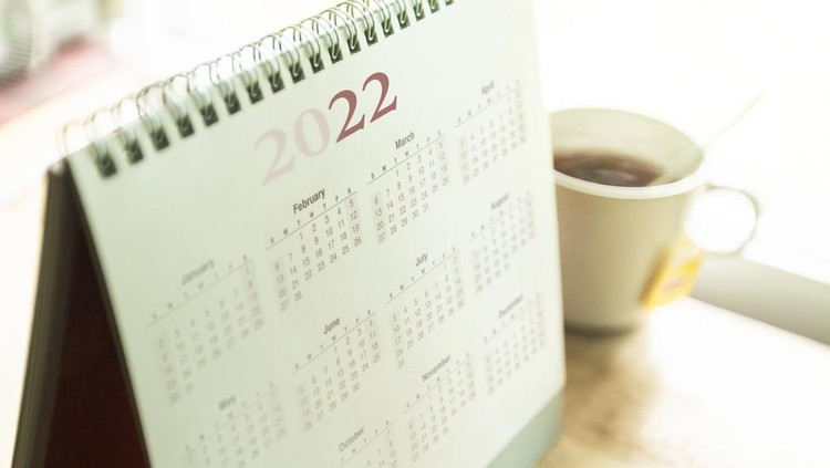 16 Mei 2022 Libur Apa? Simak Informasinya di Sini Paper desktop calendar 2022 schedule with tea cup on wooden desk