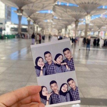 Adik Audi Marissa Jalani Umrah Bareng Kekasih