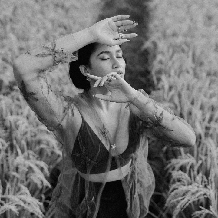 <p>Bunda sudah menyaksikan film KKN di Desa Penari? Salah satu tokohnya, Ayu, mencuri perhatian. Ia diperankan oleh aktris cantik bernama Aghniny Haque. (Foto: Instagram @aghninyhaque)</p>