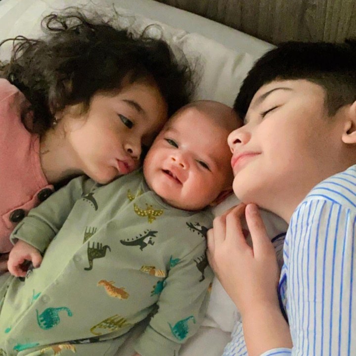 <p>Setiap kali bangun tidur di pagi hari, King Faaz dan adik-adiknya akan saling mencari satu sama lain dan berkumpul bersama. Enggak bisa terpisahkan, nih! (Foto: Instagram @fairuzarafiq)</p>