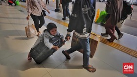 FOTO: Ramai Arus Balik Kereta di Hari Terakhir Libur Lebaran Sekolah