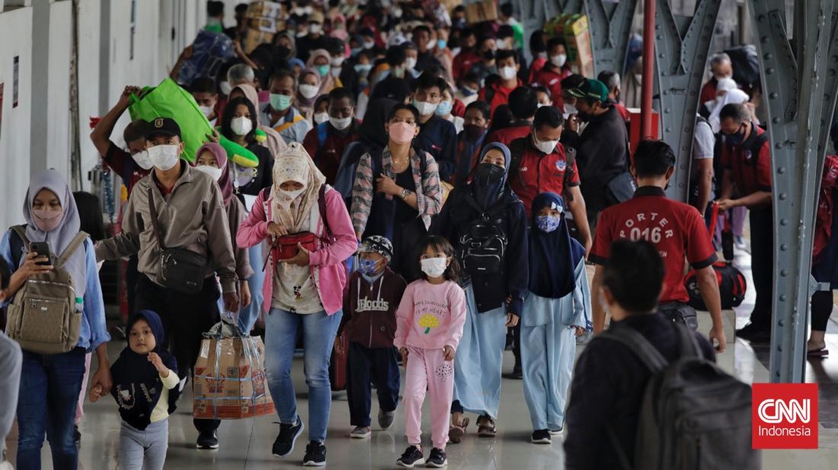 FOTO: Ramai Arus Balik Kereta di Hari Terakhir Libur Lebaran Sekolah
