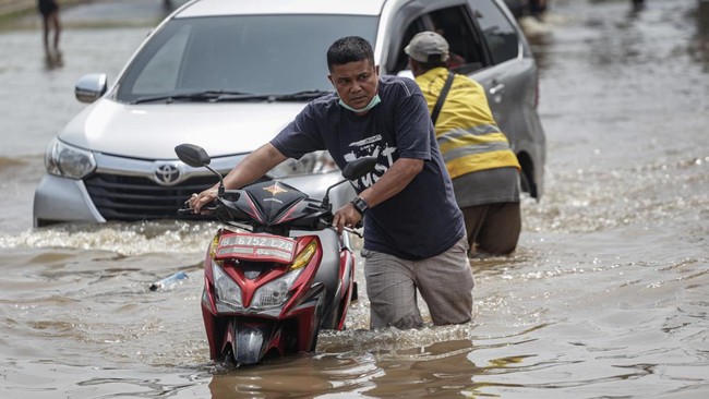 Sebanyak 92 RT di DKI Jakarta tergenang banjir dengan ketinggian lebih dari 40 cm.