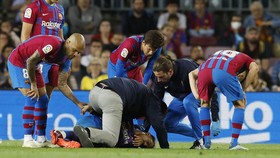 Alami Benturan Kepala, Pemain Barcelona Araujo Dilarikan ke RS