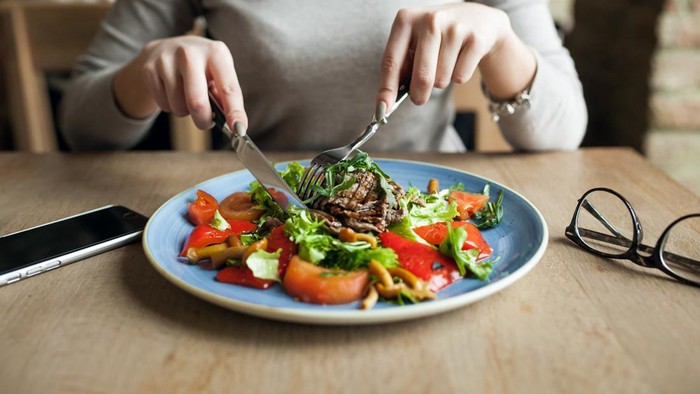 Makan dengan perlahan untuk menjaga berat badan setelah lebaran.