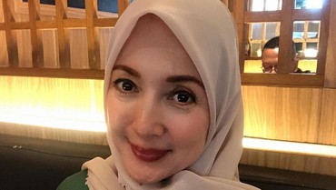 img-title Tak Punya Anak di Usia 60, Henidar Amroe Diminta Nikah Lagi oleh Ibunda