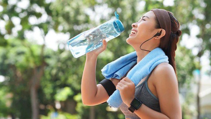 Sering Dikonsumsi Usai Olahraga, Ini 8 Manfaat Minuman Isotonik untuk Kesehatan Tubuh