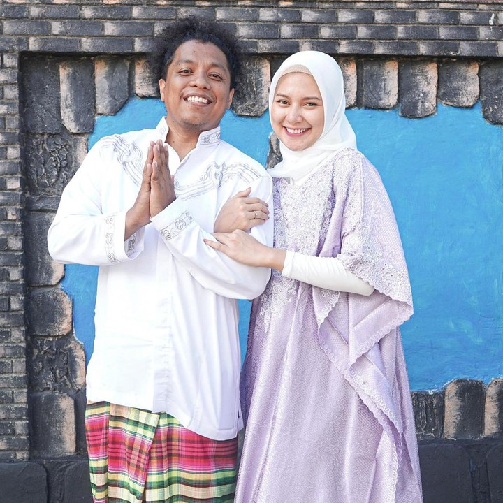 <p>Arie mengucap syukur karena sepanjang acara, cuaca cerah dan tidak hujan. "Acara ini kan digelar <em>outdoor</em> di tepi pantai. Sebelum acara, dari pagi sampai sore hujan deras mulu. Sore menjelang acara, hujannya reda dong. Dan sepanjang acara sudah <em>gak</em> hujan sama sekali. Acara kelar sekitar jam 9 malam. Pas sudah di rumah, tengah malam hujan turun deras lagi.<em> Alhamdulillah,</em> semoga ini pertanda baik. Gitu aja sih ceritanya," tulisnya. (Foto: Instagram @arie_kriting)</p>