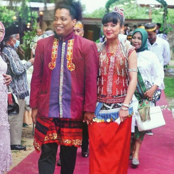 <p>Sejak saat itu, pasangan tersebut belum bisa melakukan syukuran. Namun, untungnya kini proses adat tersebut berhasil diselenggarakan bersama bersama keluarga besar Arie di Buton, Sulawesi Tenggara. (Foto: Instagram @arie_kriting)    </p>