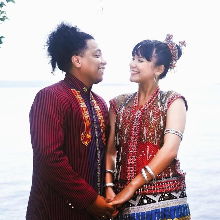 <p>"Syukuran pernikahan yang sekian lama tertunda karena pandemi. Akhirnya bisa menyambut kehadiran Nona bersama keluarga besar di Buton. Senang sekali bisa berkumpul dengan segenap keluarga besar, teman sekolah, kerabat dekat, dan masyarakat Buton yang menghadiri acara ini," tulis Ari dalam <em>postingan</em> di akun Instagramnya, @arie_kriting. (Foto: Instagram @arie_kriting)    </p>