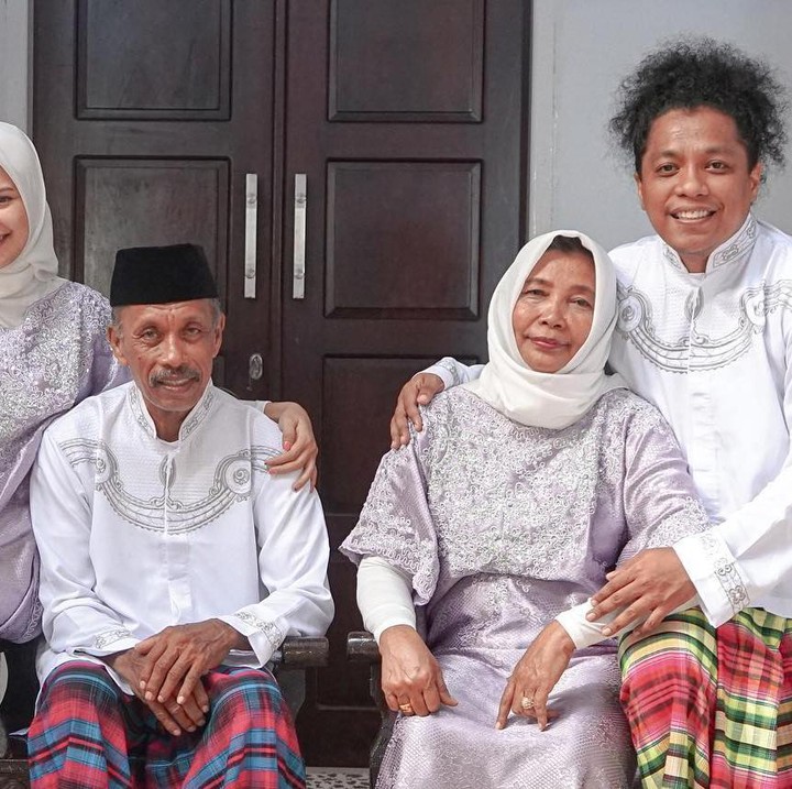 <p>Lebih lanjut, Arie juga mengucapkan selamat pada Indah, Bunda. Katanya, kini istrinya sudah resmi menjadi anggota keluarga besar orang Buton. "Selamat datang Nona, telah resmi menjadi keluarga besar Orang Buton. <em>Love you</em>." (Foto: Instagram @arie_kriting)</p>