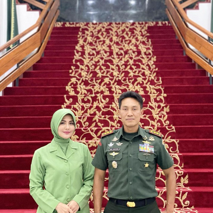 <p>Dalam waktu dekat, Juliana Moechtar akan menikah dengan Nur Wahyudi, S.E., M.I.POL, yang merupakan seorang anggota TNI berpangkat Letkol Inf. (Foto: Instagram @julianamoechtar)<br /><br /><br /></p>