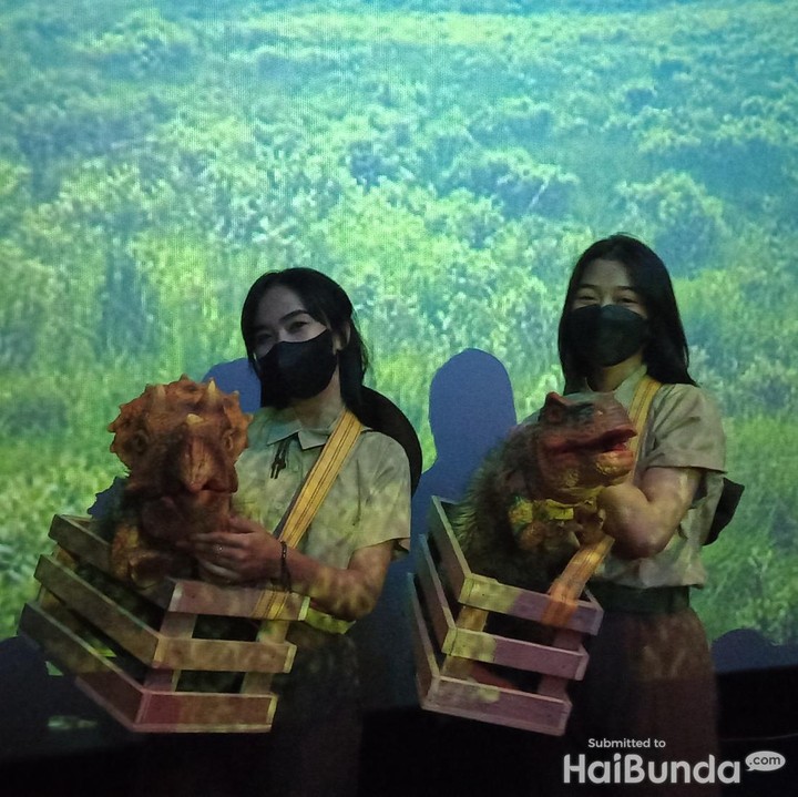 <p>Pengunjung juga diberi kesempatan memberikan nama untuk dua bayi dinosaurus ini. Para pengunjung anak pun tampak begitu antusias dan semangat terlibat di setiap aktivitas. (Foto: HaiBunda/Firli)</p>