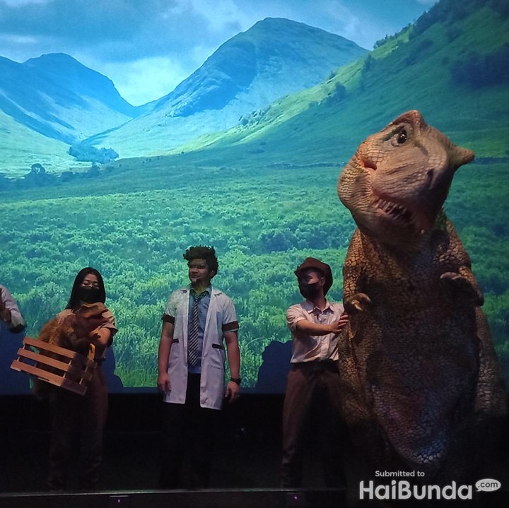 <p>Di masa libur Lebaran ini, salah satu pertunjukan yang menarik perhatian pengunjung adalah <em>Jurassic Live Show</em> di 4D Theater Trans Studio Cibubur. Si Kecil bisa interaksi langsung dan mengenal lebih dekat dengan jenis-jenis dinosaurus. (Foto: HaiBunda/Firli)</p>