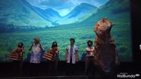 <p>Di masa libur Lebaran ini, salah satu pertunjukan yang menarik perhatian pengunjung adalah <em>Jurassic Live Show</em> di 4D Theater Trans Studio Cibubur. Si Kecil bisa interaksi langsung dan mengenal lebih dekat dengan jenis-jenis dinosaurus. (Foto: HaiBunda/Firli)</p>