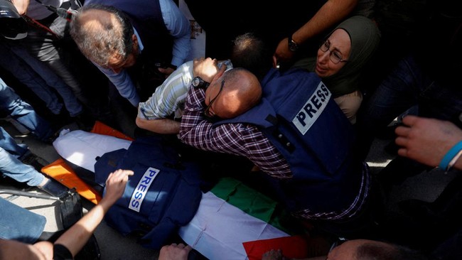 Seorang jurnalis perempuan berusia 31 dilaporkan tewas karena tembakan tak jauh dari kamp pengungsi di utara Hebron, Tepi Barat, Palestina.