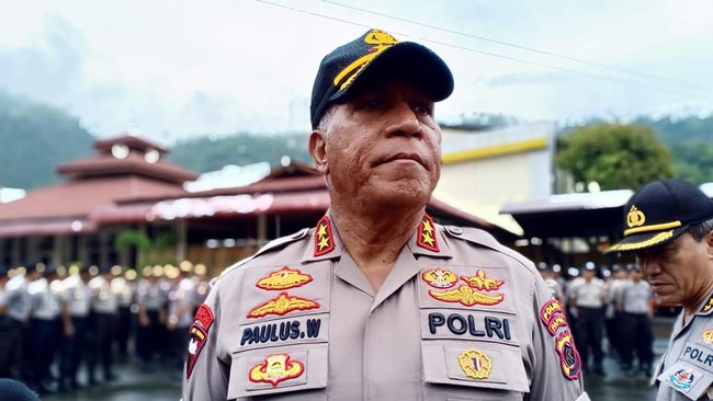 Paulus mengklarifikasi isu yang menyebut Kepala BIN Budi Gunawan dan Kapolri Jenderal Tito Karnavian mengajukan namanya sebagai wagub Papua.