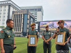 KSAD Beri Penghargaan ke 2 Prajurit Gagalkan 9 Begal di Jaksel