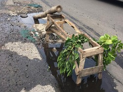Ada Lubang Bekas Galian PDAM di Jalan Ketintang Surabaya