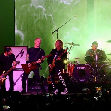 Nekat Nonton Saat Hamil, Seorang Wanita Melahirkan di Konser Metallica