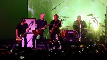 img-title Nekat Nonton Saat Hamil, Seorang Wanita Melahirkan di Konser Metallica