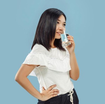 img-title Benarkah Minum Air Setelah Makan Bisa Ganggu Pencernaan? Cek di Sini Penjelasannya, Beauties!