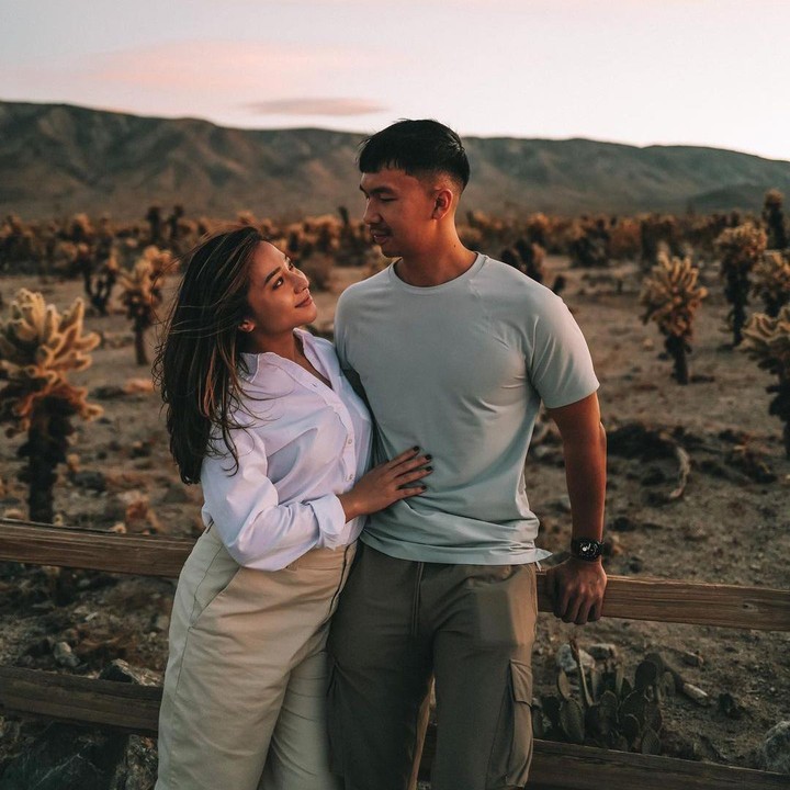 <p>Nikita Willy dan Indra Priawan menhabiskan akhir pekan mereka di Taman Nasional Joshua Tree, California, Amerika Serikat. (Foto: Instagram @indpriw)</p>