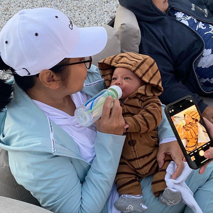 <p>Nikita turut mengajak keluarganya. Baby Izz langsung menjadi primadona di tengah keluarga itu ketika liburan, Bunda. (Foto: Instagram @yorafebrina)</p>
