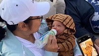 <p>Nikita turut mengajak keluarganya. Baby Izz langsung menjadi primadona di tengah keluarga itu ketika liburan, Bunda. (Foto: Instagram @yorafebrina)</p>