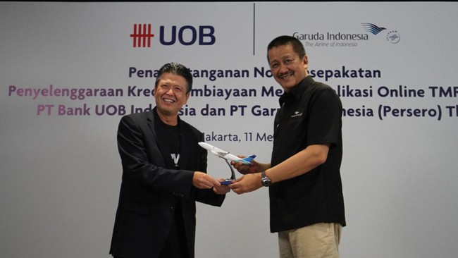Garuda Indonesia bekerja sama dengan Bank UOB memberikan fasilitas kredit secara digital untuk pembelian tiket pesawat.