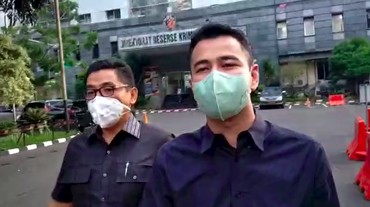img-title Raffi Ahmad Datangi Polda Metro Jaya, Laporkan Medina Zein?