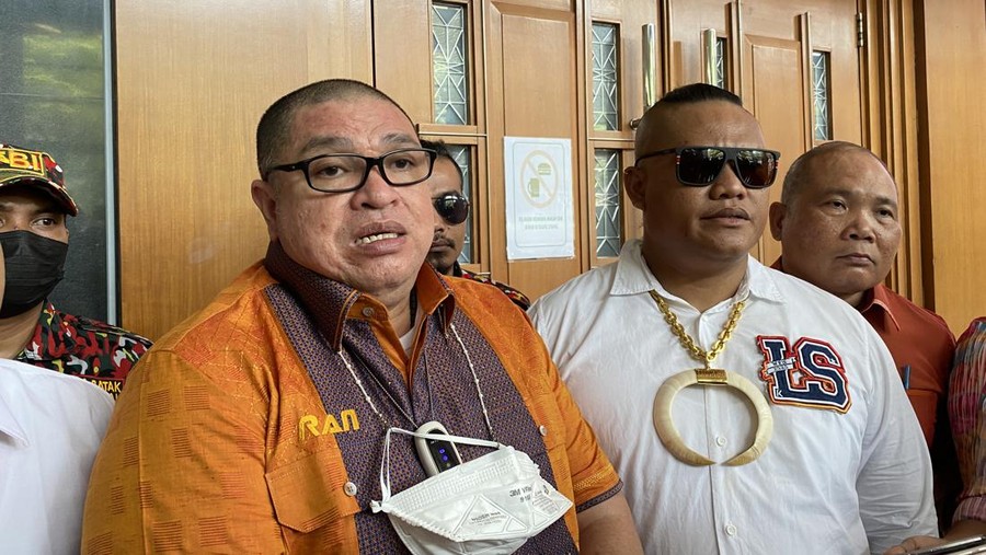 Razman usai  mendaftarkan gugatan terhadap Richard Lee (Annisa-detikcom)