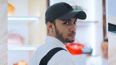 Aduh! Kepala Refal Hady Kejedot & Tersangkut Baliho