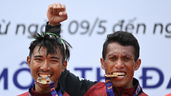FOTO: Kilau Emas Pertama Indonesia dari Arena Dayung SEA Games