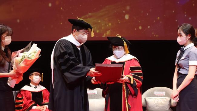 Megawati Soekarnoputri baru saja menerima gelar Honorary Chair Professor Seoul Institute of The Arts Korea Selatan, melengkapi rentetan gelar yang disandangnya